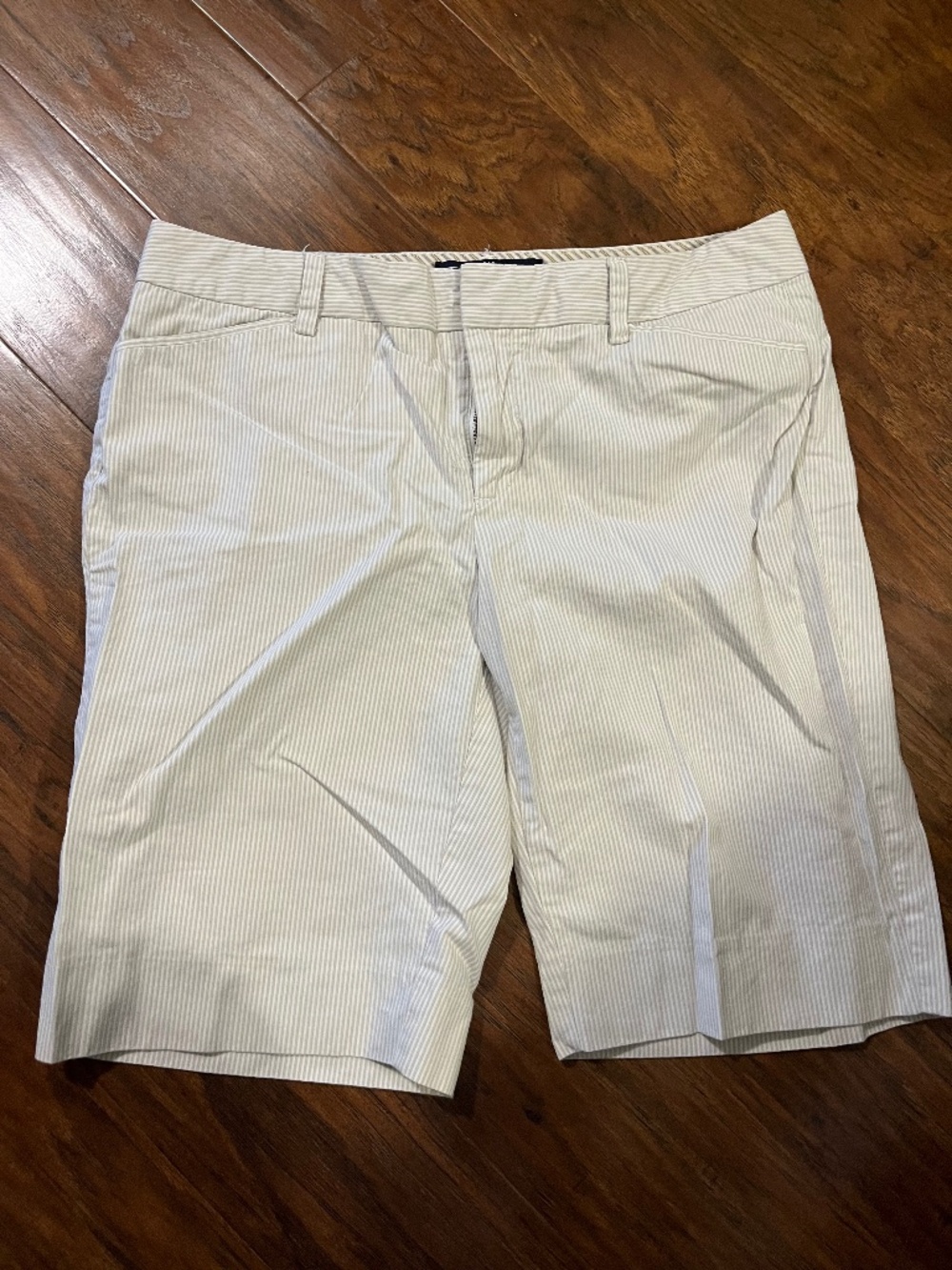 Gap seersucker khaki tan pinstripe Bermuda shorts size 8